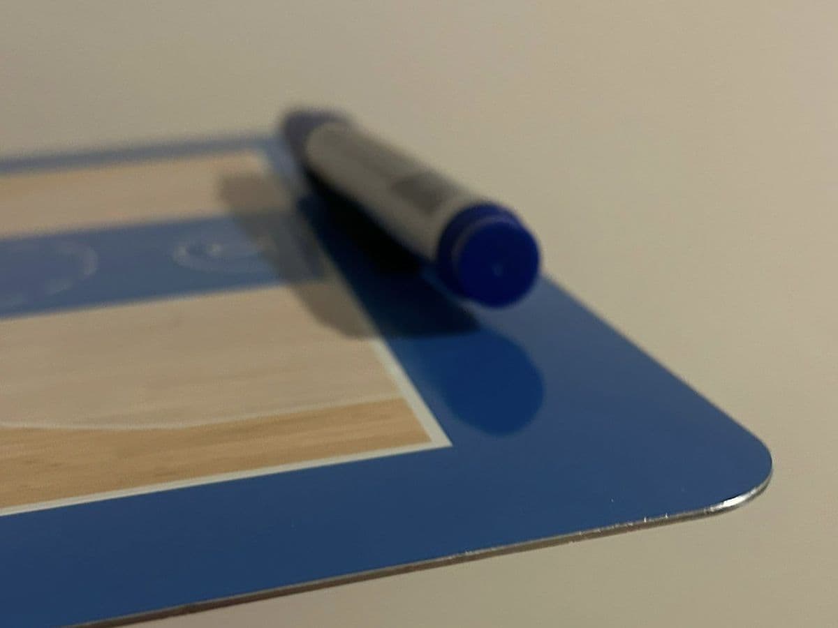 Detalhe do quadro tático em alumínio (acabamento, marcador)